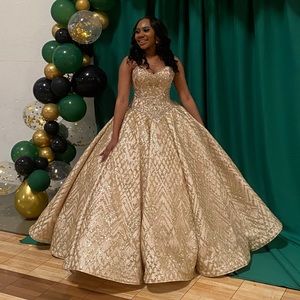 Selling 16th birthday dress! Worn ONCE! in perfect condition and fits a small(4)